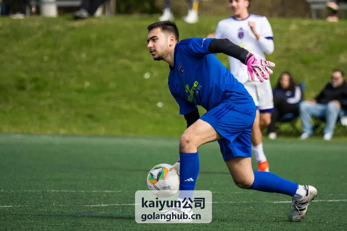 kaiyun公司工程师在大屏前核对云环境部署拓扑